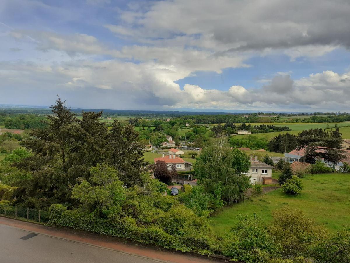 ホテル 7042Douce Nuit Saint-Germain-Laval  エクステリア 写真